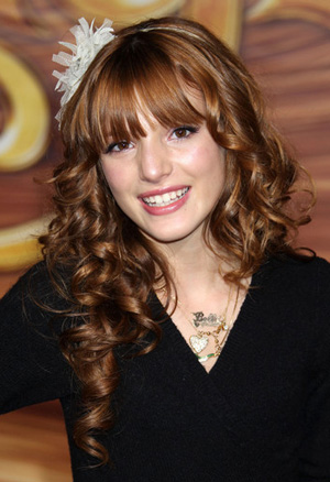 coiffure frange et cheveux boucles